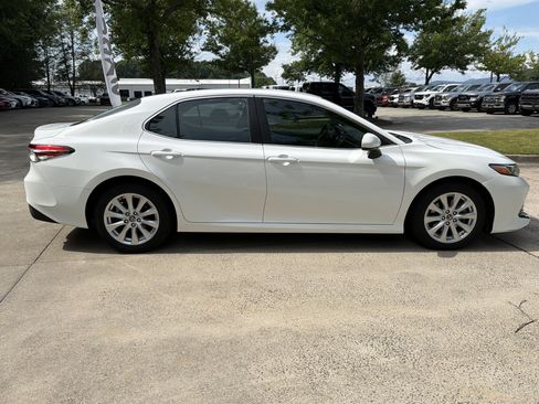 Used 2018 Toyota Camry LE FWD image 8