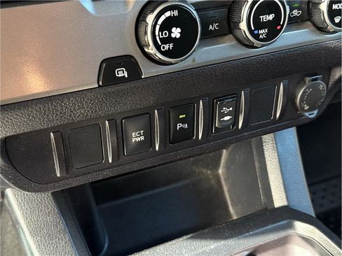 Used 2017 Toyota Tacoma SR5 w/ Tow Package RWD image 14
