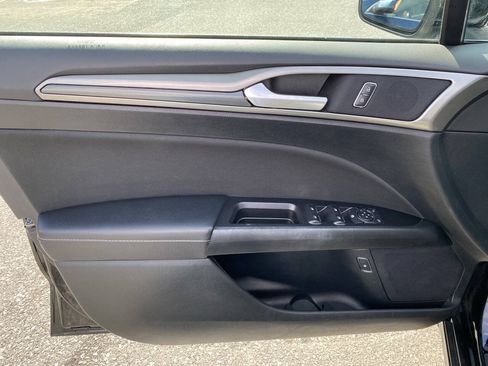 Used 2017 Ford Fusion SE w/ Equipment Group 601A FWD image 10
