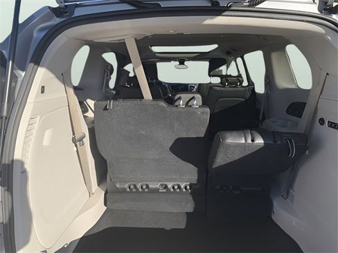 Used 2018 Chrysler Pacifica Limited image 22