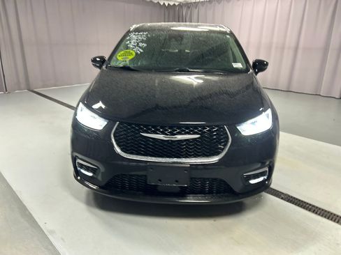 Used 2024 Chrysler Pacifica Touring-L image 2