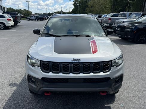 Used 2025 Jeep Compass Trailhawk AWD/4WD image 2