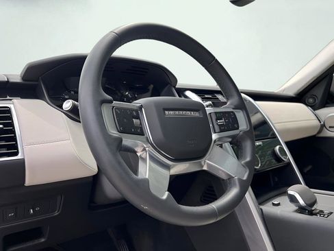 Used 2024 Land Rover Discovery S image 31