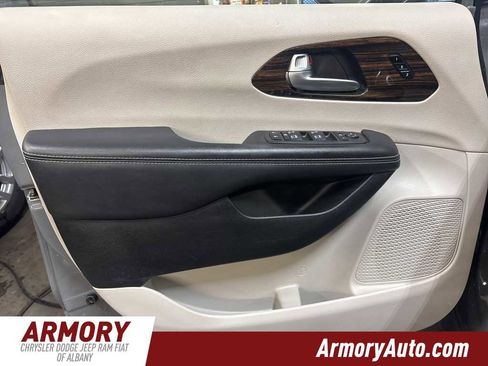 Used 2023 Chrysler Pacifica Limited image 7
