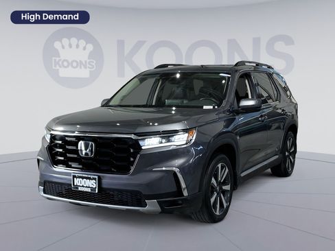 Used 2025 Honda Pilot Touring image 1
