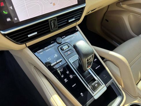 Certified 2022 Porsche Cayenne Platinum Edition image 33