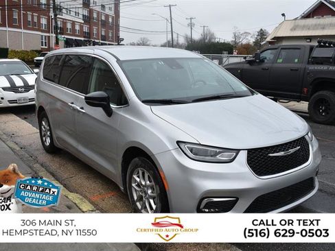 Used 2024 Chrysler Pacifica Touring-L FWD image 4
