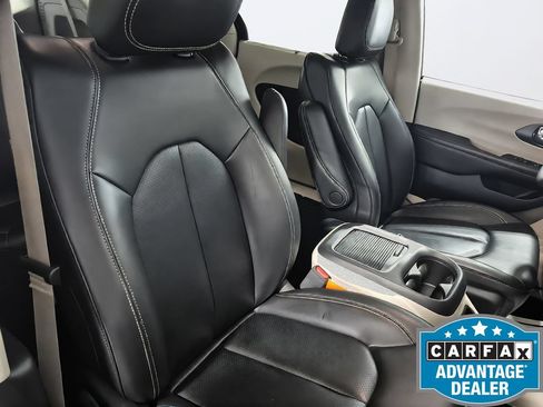 Used 2023 Chrysler Pacifica Touring-L FWD image 31