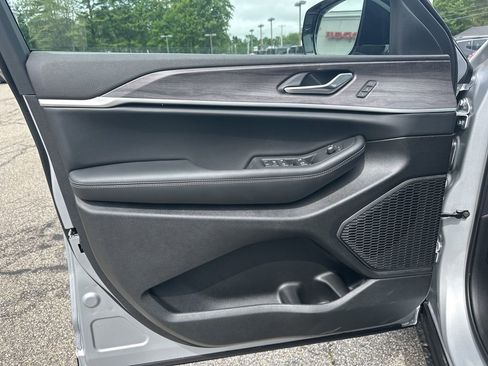 New 2025 Jeep Grand Cherokee Limited w/ Luxury Tech Group II image 11