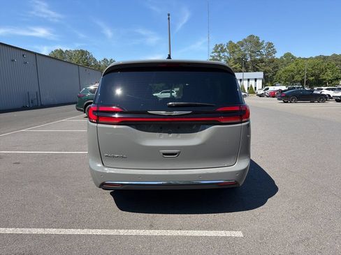 Used 2025 Chrysler Pacifica Select FWD image 6