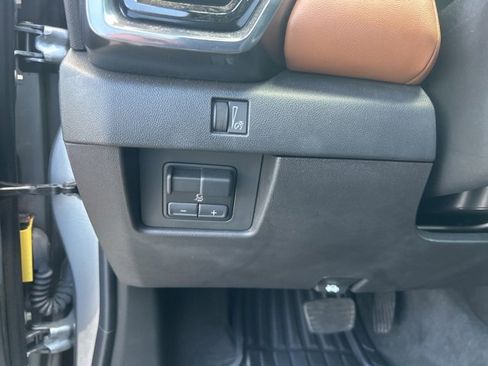 Used 2024 GMC Canyon AT4 w/ Technology Package image 17