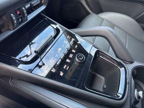 Used 2024 Porsche Cayenne w/ Premium Package image 27