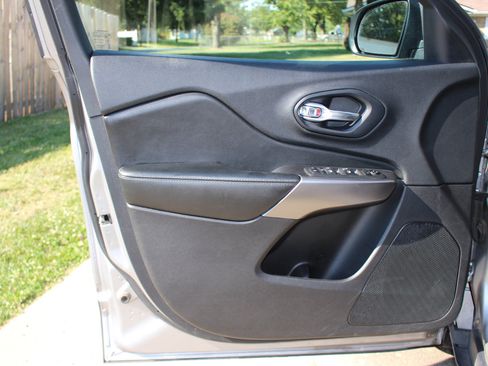 Used 2020 Jeep Cherokee Latitude image 12