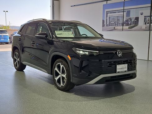 New 2026 Volkswagen Tiguan SE FWD image 2