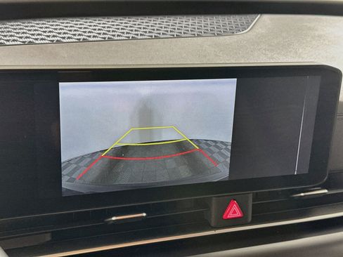 Used 2025 Kia Carnival FWD image 22