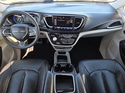 Used 2022 Chrysler Pacifica Touring-L image 10