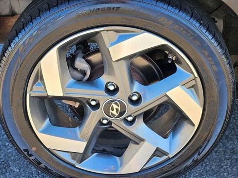 Used 2023 Hyundai Venue Limited image 10