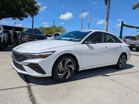 Used 2025 Hyundai Elantra Sport FWD image 7