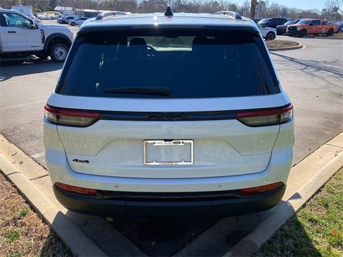 Used 2023 Jeep Grand Cherokee Altitude image 30