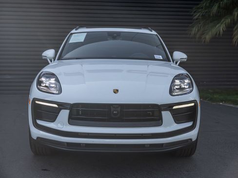 Certified 2025 Porsche Macan image 7