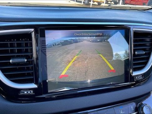 Used 2024 Chrysler Pacifica Touring-L image 11