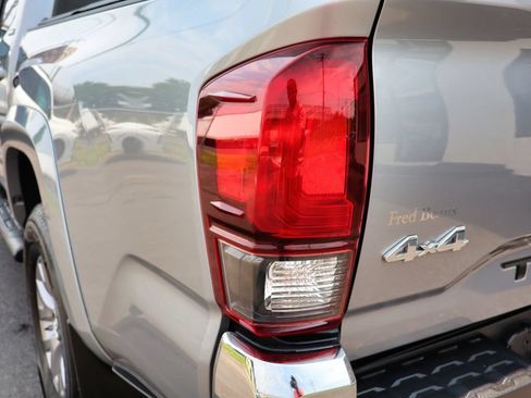 Used 2019 Toyota Tacoma SR5 AWD/4WD image 12