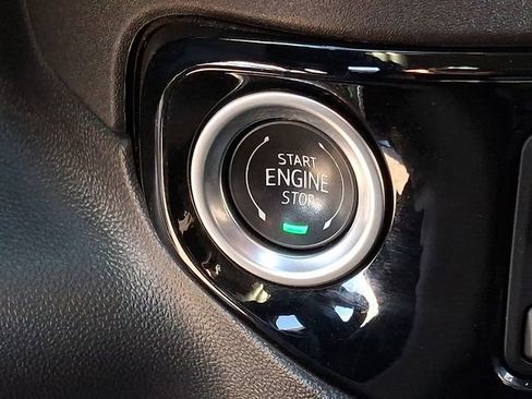 Certified 2025 GMC Sierra 1500 SLT image 29