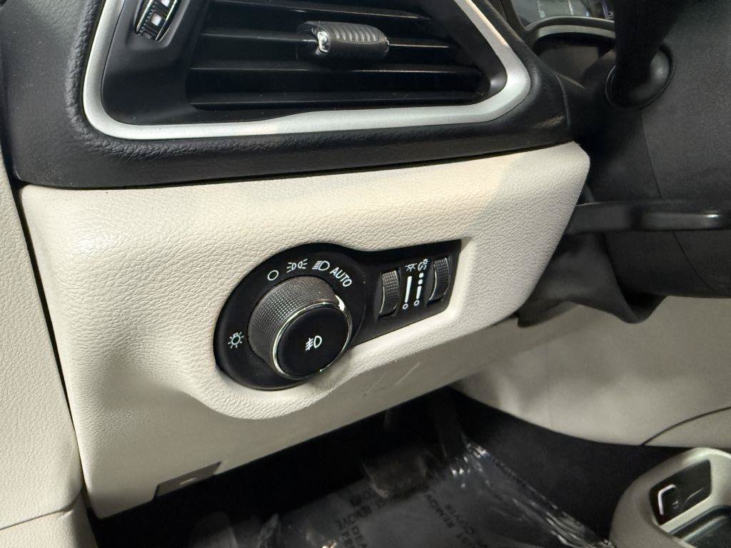 Used 2023 Chrysler Pacifica Touring-L FWD image 14