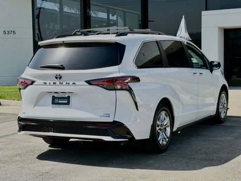 Used 2023 Toyota Sienna XSE AWD/4WD image 15
