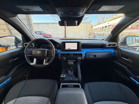 Used 2025 Toyota Tacoma TRD Off-Road AWD/4WD image 31