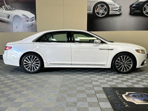 Used 2017 Lincoln Continental Select image 3