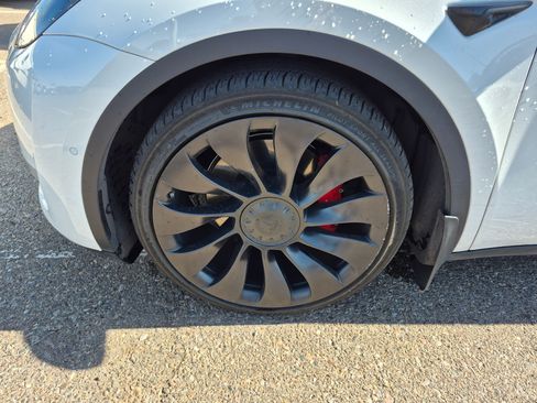 Used 2022 Tesla Model Y Performance AWD/4WD image 24