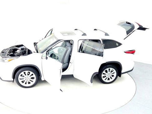 Used 2023 Toyota Highlander Limited image 22