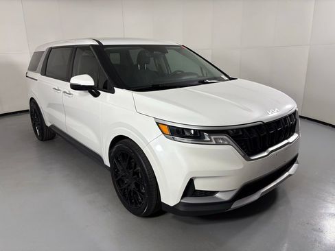 Used 2022 Kia Carnival LX image 2