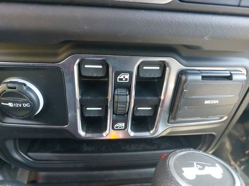 Used 2025 Jeep Wrangler Unlimited Sahara w/ Safety Group AWD/4WD image 28
