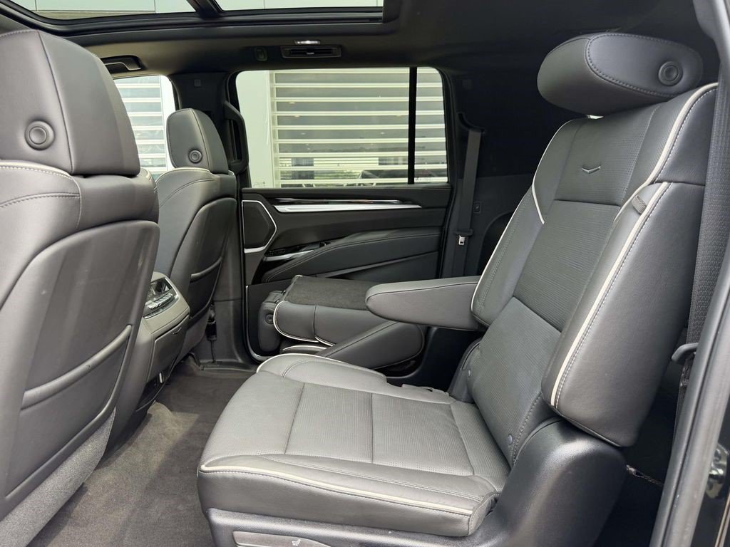 Certified 2025 Cadillac Escalade ESV Premium Luxury AWD/4WD image 15