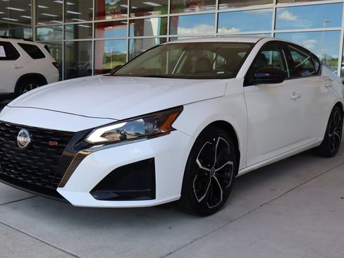 Used 2024 Nissan Altima 2.5 SR FWD image 3