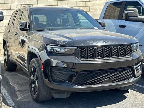 Used 2023 Jeep Grand Cherokee Altitude RWD image 3