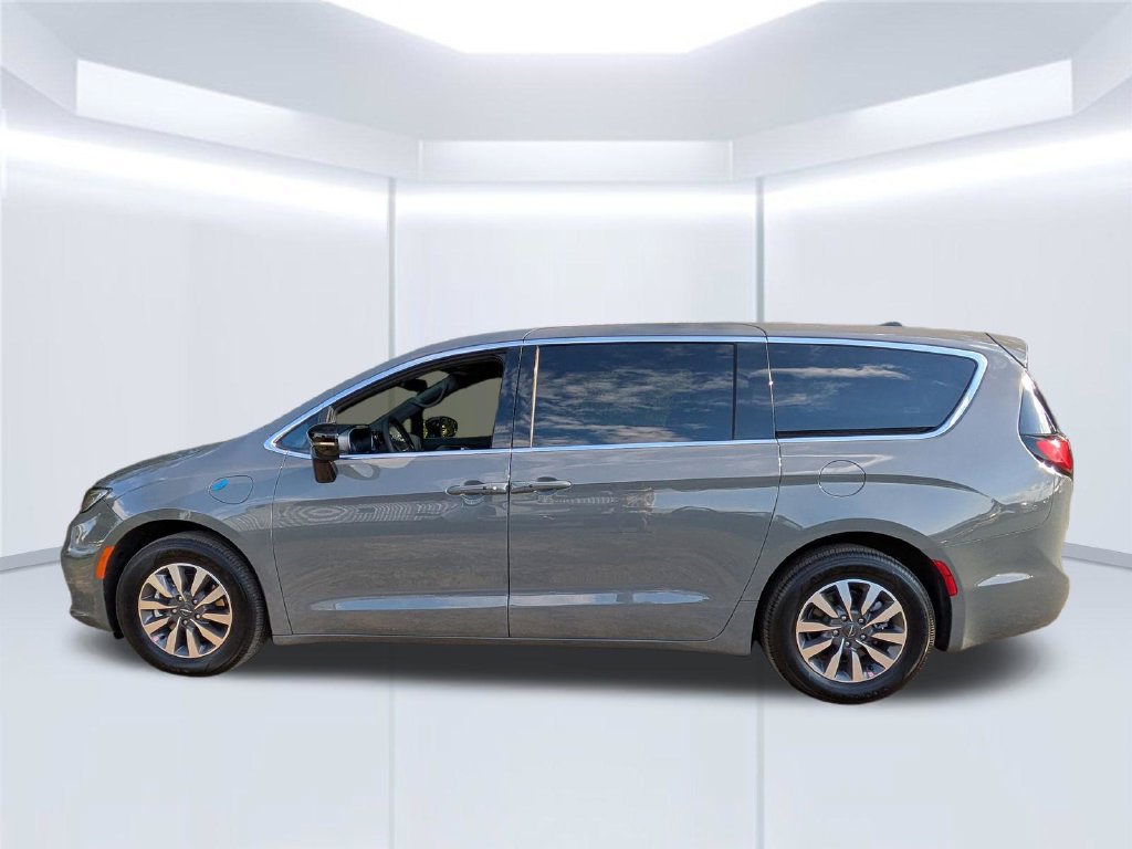 Used 2025 Chrysler Pacifica Select FWD image 2