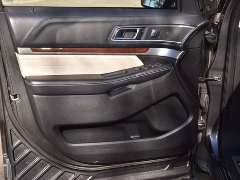 Used 2017 Ford Explorer Platinum image 35