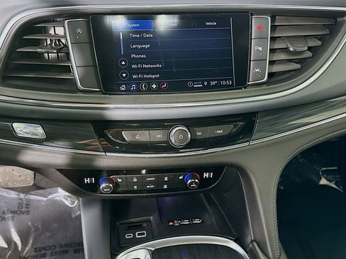 Used 2024 Buick Enclave Essence image 18