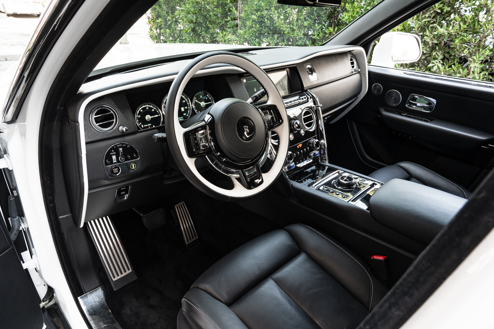 Used 2023 Rolls-Royce Cullinan w/ Technology Package AWD/4WD image 36