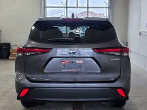 Used 2023 Toyota Highlander LE image 4