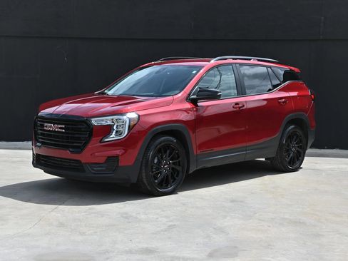 Used 2024 GMC Terrain SLE w/ Driver Convenience Package image 2