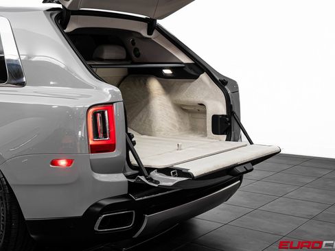 Used 2021 Rolls-Royce Cullinan image 18