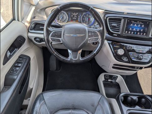 Used 2020 Chrysler Pacifica Touring-L FWD image 7