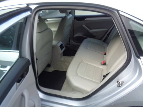 Used 2013 Volkswagen Passat 2.5 SE image 16