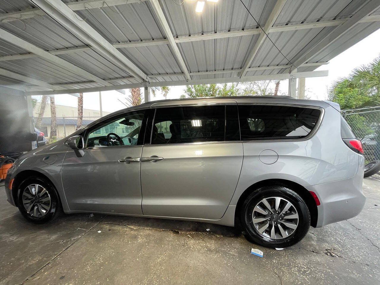 Used 2021 Chrysler Pacifica Touring-L FWD image 19