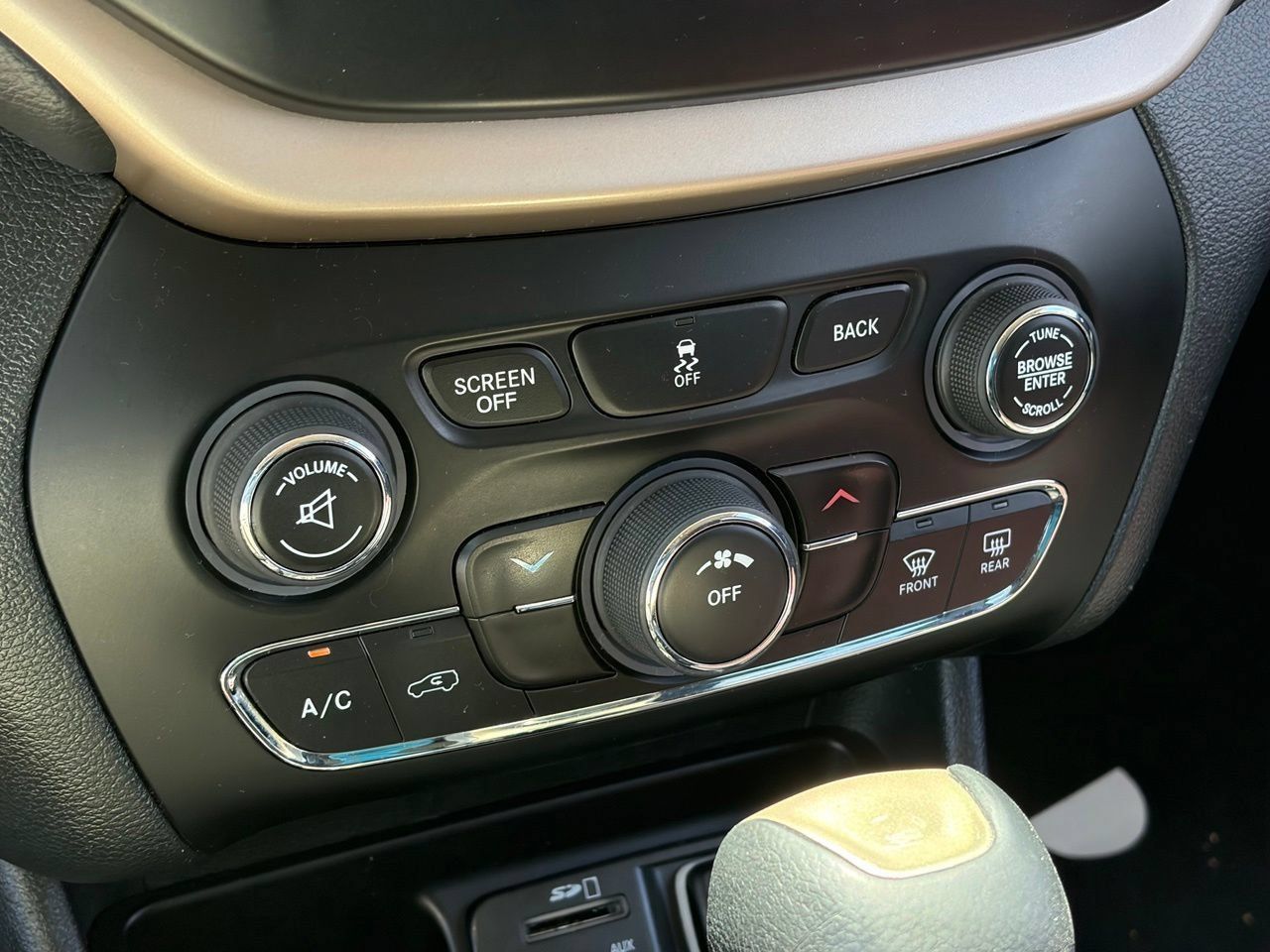 Used 2015 Jeep Cherokee Latitude FWD image 10