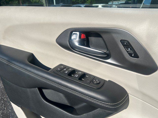 Used 2023 Chrysler Pacifica Touring-L FWD image 11